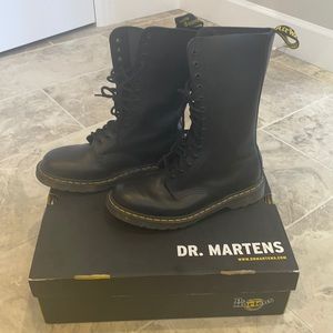 16 Hole Black Dr. Martens (great Condition)